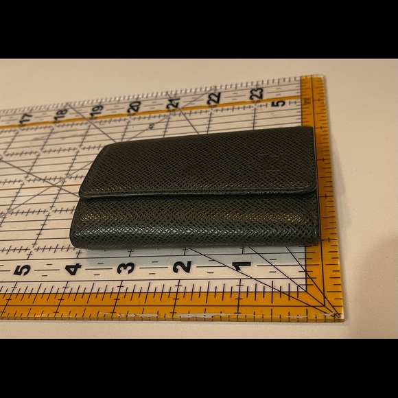 Louis Vuitton taiga green key case - Picture 6 of 9